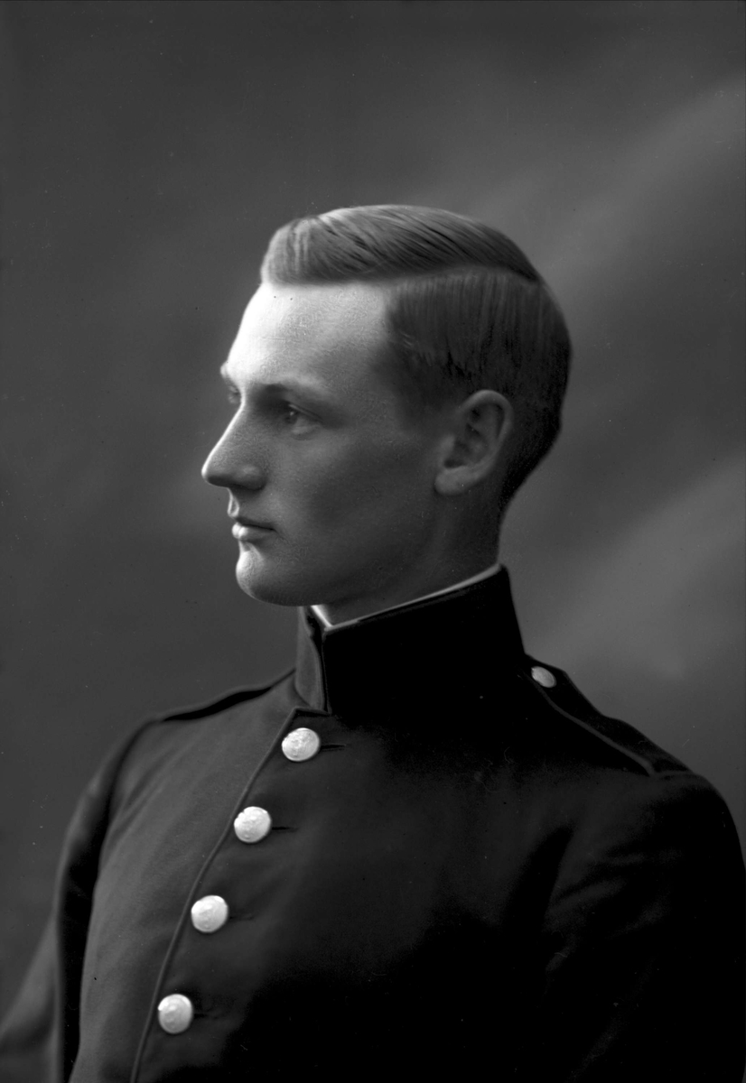 Gustav Borgen, Portrett, mann i kadettuniform. Alv Kjøs.