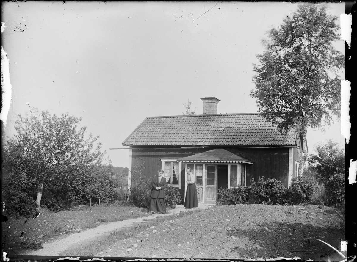 Skötsner-Edhlund, Kvinnor framför bostadshus, Östhammar, Uppland