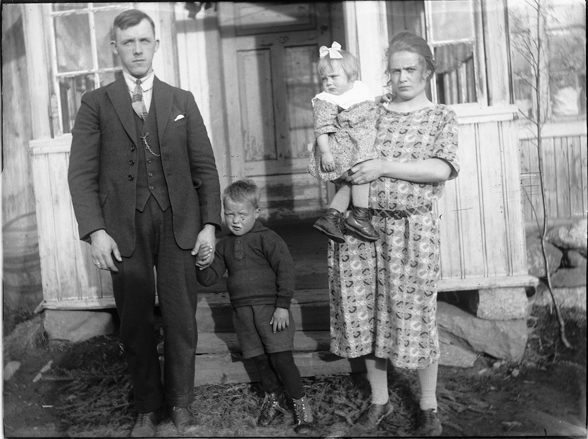 Ole M Martinsen, Ukjent familie ved inngangsparti.