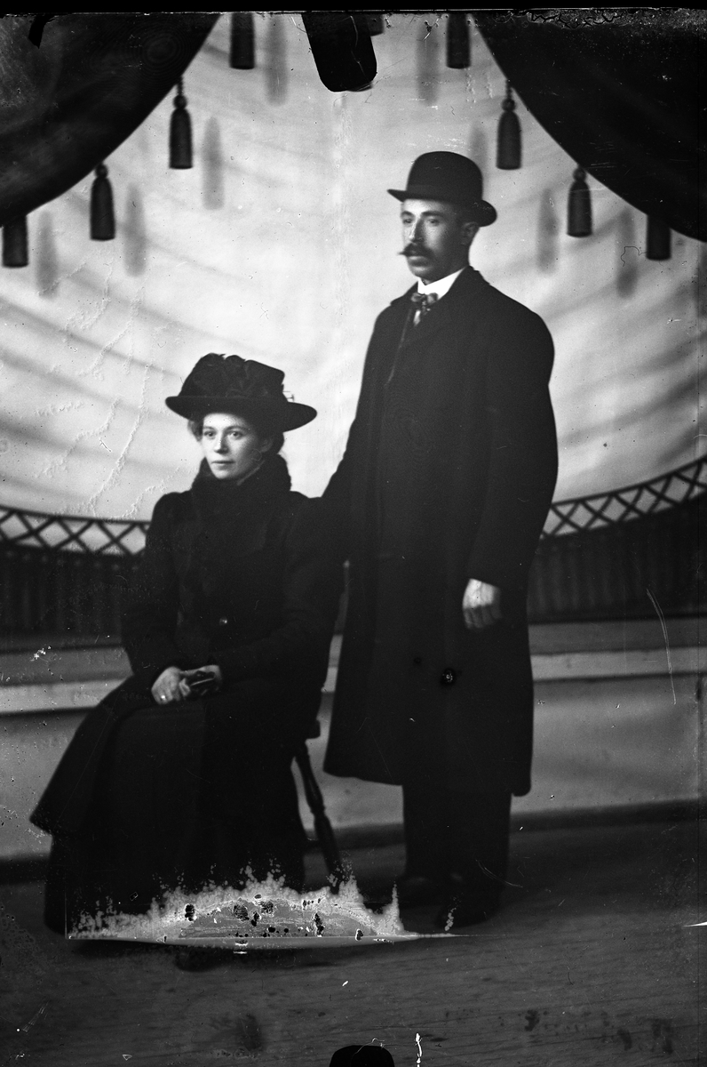 Oscar Holte, Portrett, person, klær,