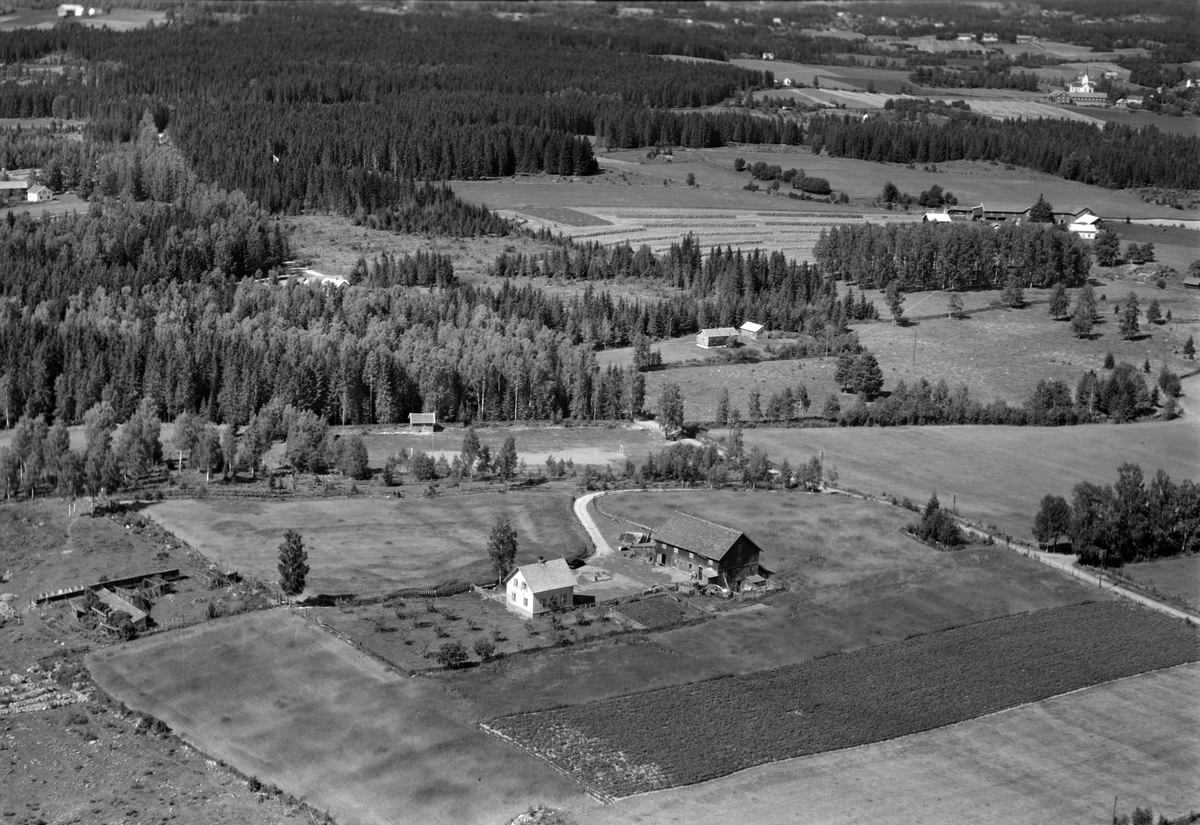 Widerøes Flyveselskap A/S, Veldre, Aslasletta, utsikt mot Veldre kirke, Ringsaker.