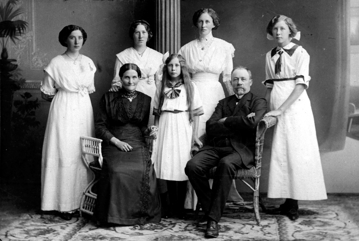 Anno Domkirkeodden, Familien Syverud, Ringsaker. Foran fra venstre Eline født Finstad 1858, Astrid f.1900, Peter f.1859. Bak er Gunhild gift Skaare f.1892, Kristine gift Kolberg f.1896, Agnethe gift Helset f.1884, Ragna gift Bratberg f.1898.