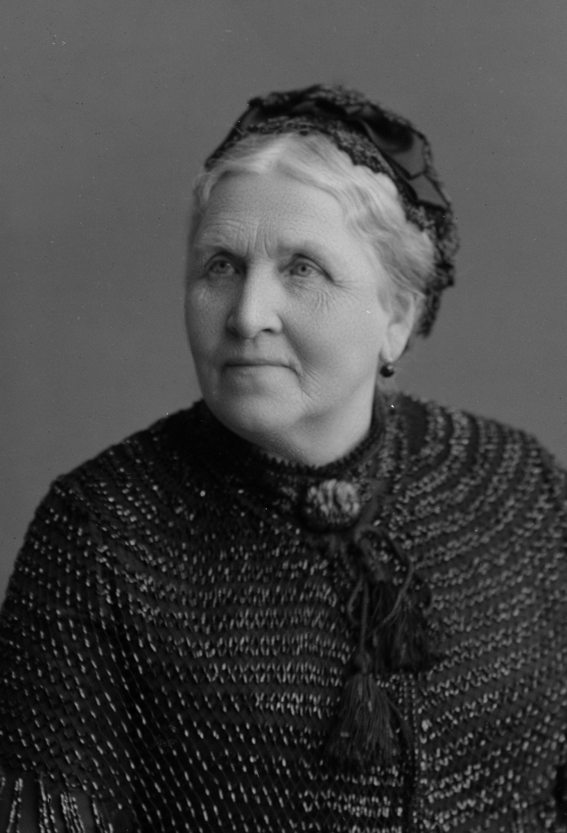 Maria Tesch, Porträtt Fotograferad i Maria Teschs ateljé som fanns i Linköping åren 1873 - 1936. Digitaliserad efter original glasnegativ som förvaras på Stiftsbiblioteket /Linköpings stadsbibliotek.