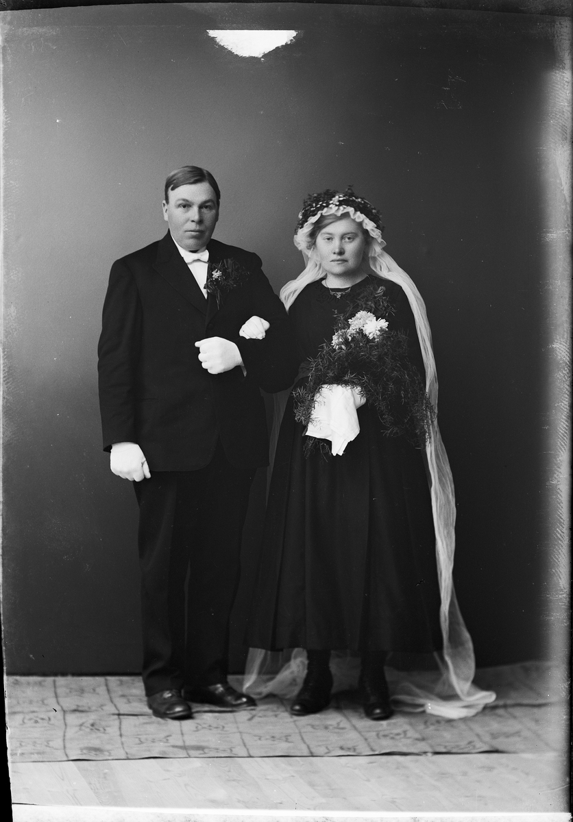 Skötsner-Edhlund, Brudparet Jansson från Sund, Börstil socken, Uppland 1921