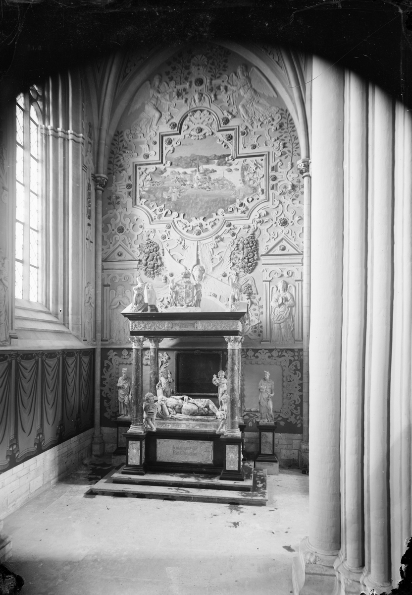 Henri Osti's Fotografiateliér, Johan III:s gravmonumnet, Uppsala domkyrka, Uppsala före 1914