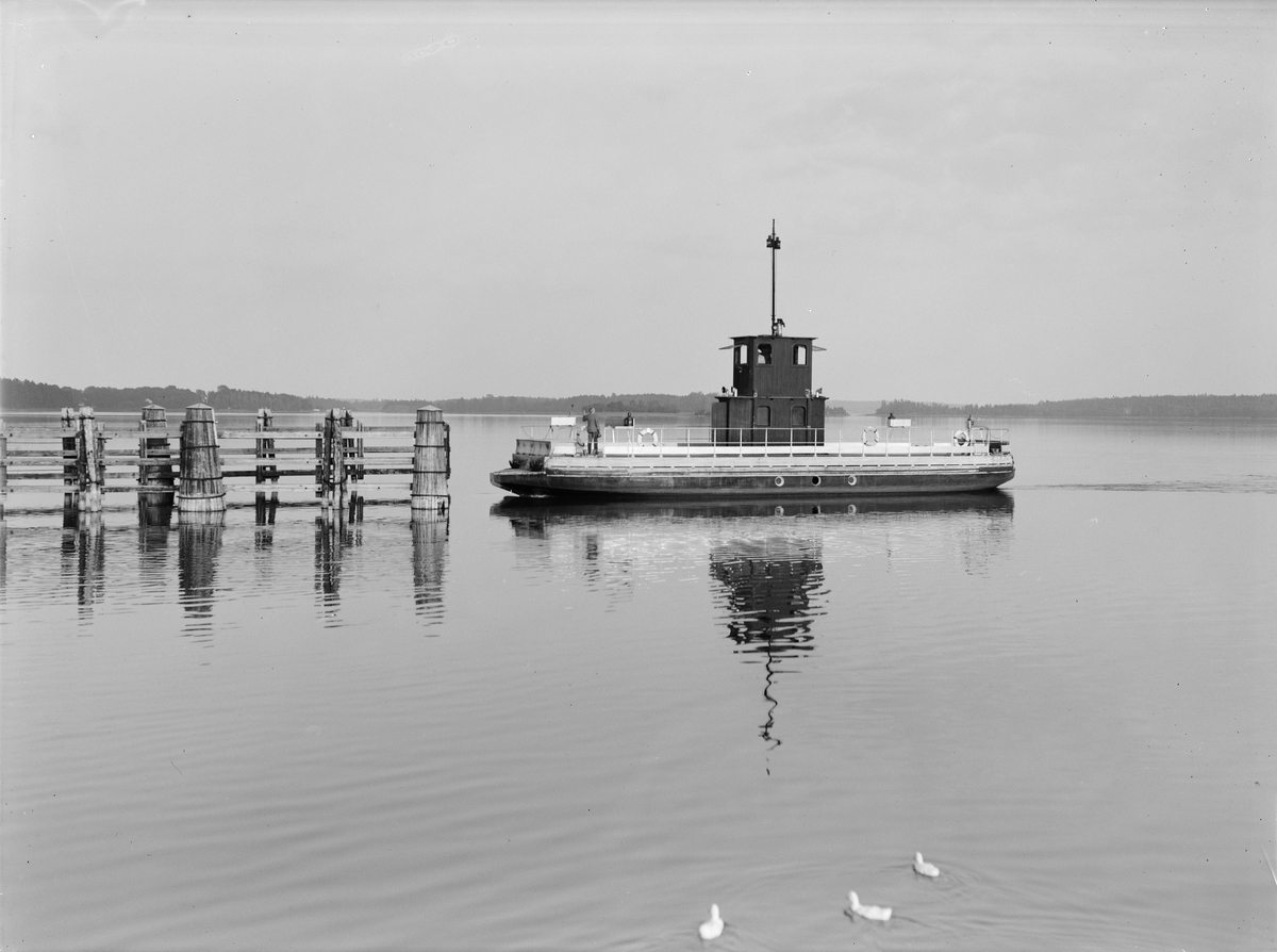 Paul Sandberg, Färja, sannolikt i Mälaren, Uppland 1934
