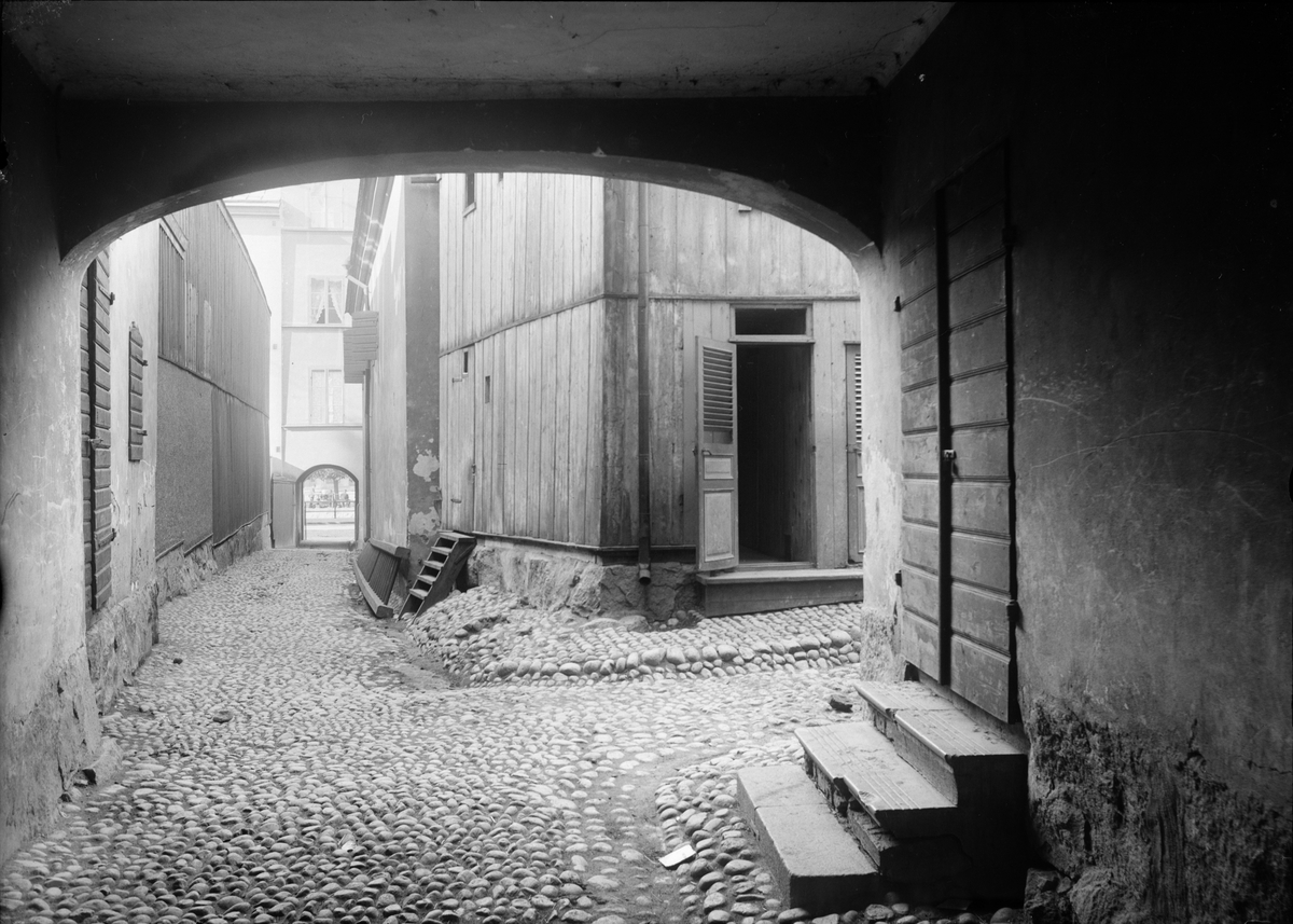 Alfred Dahlgren, Apotekargränd från Svartbäcksgatan, kvarteret Rådhuset, Uppsala 1901 - 1902