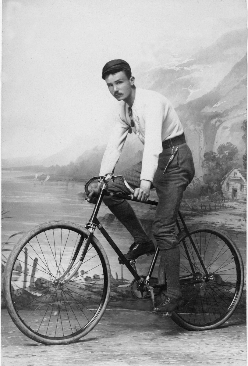 Anno Domkirkeodden, SVENSKE KVARNSTRØM PÅ SYKKEL, NORGE-SYKKEL: DEN FØRSTE NORSKPRODUSERTE SYKKEL, PRODUSERT FOR AALSVOLD CYCLEFABRIK PÅ AADALS BRUG. SE HEFTET "DET VAR ENGANG ET INDUSTRISAMFUNN AADALS BRUG 1842-1928" SKREVET AV ÅSE KROGSRUD, UTGITT 2003.