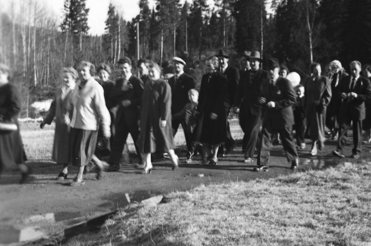 Anno Domkirkeodden, 1. mai-tog i Skogbygda i Løten. Toget gikk fra Fjellhaug til Nøkleby og tilbake. Margit Ruud foran i toget. barn og voksne gikk i toget.