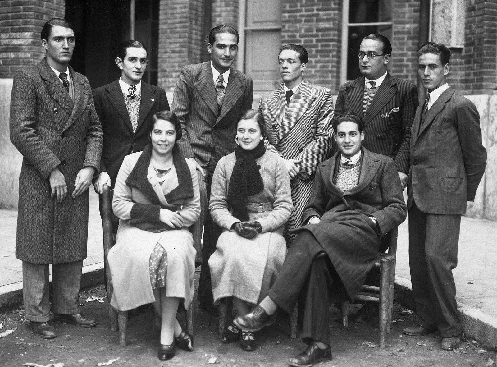 Desconegut, [Portrait of a group of teachers]