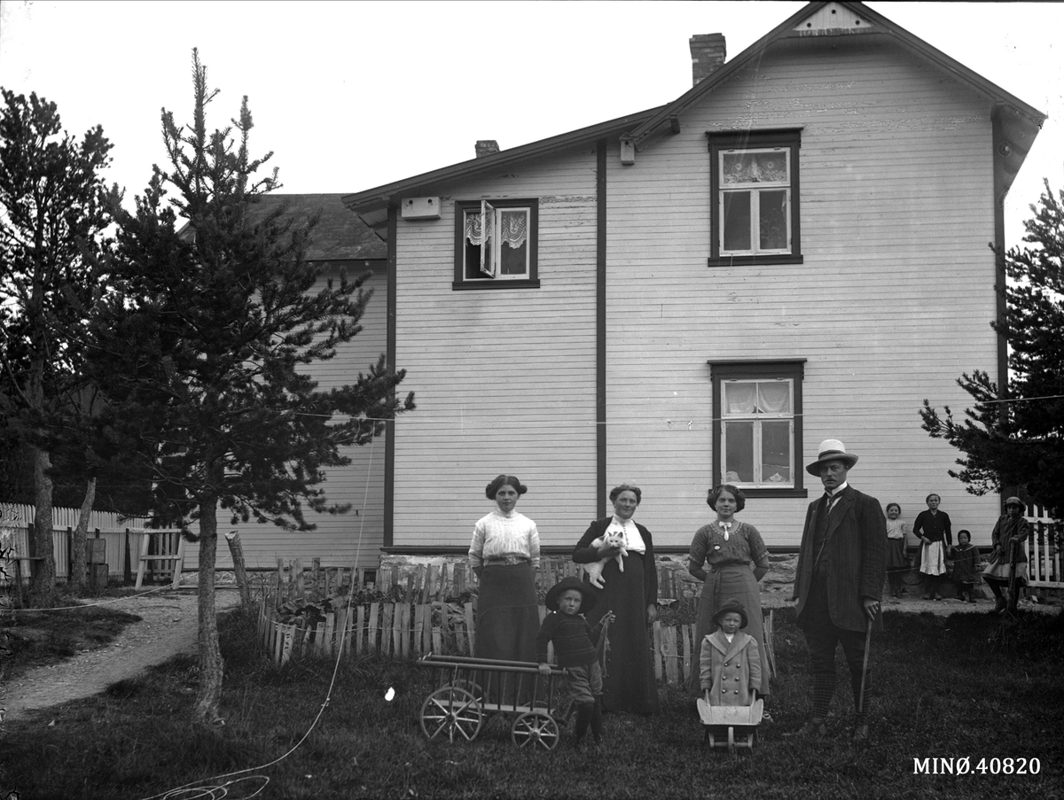 Oscar Holte, Familie foran bolighus