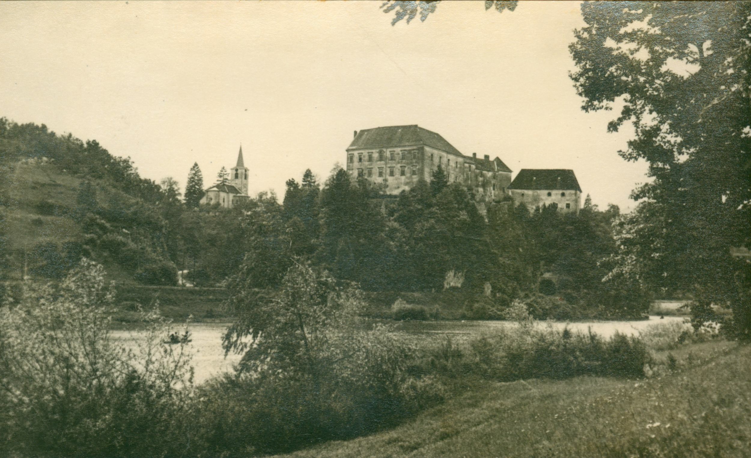 Emil Laszowski, Ozalj - veduta; pogled na stari grad i crkvu sv. Vida s druge obale Kupe
