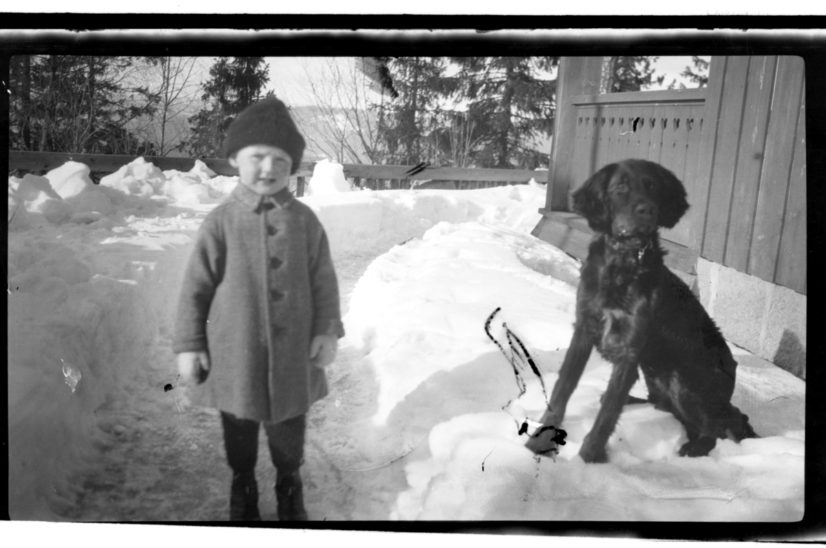 Rolf Sr. Sundt, Julius Sundt og Rollo står ute i snøen, Villa Knyggen. Fotografert 1920.