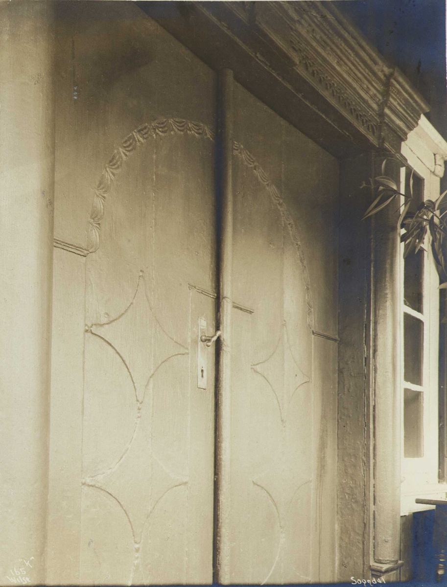 Anders Beer Wilse, Inngangsdør, Sogndal Gamle Lensmannsgård, Hauge, Sokndal, Rogaland. Fotografert 1912.