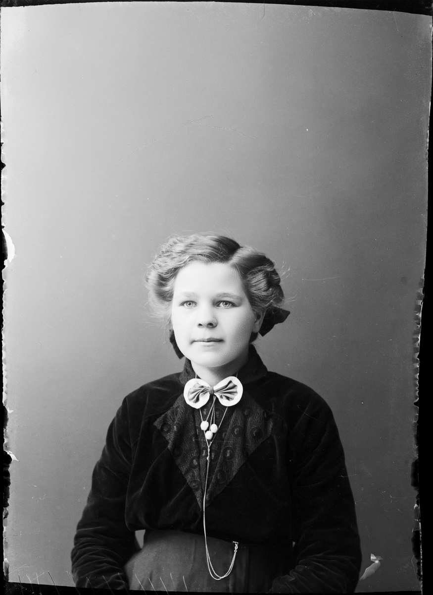 Skötsner-Edhlund, Ateljéporträtt - kvinna, Östhammar, Uppland