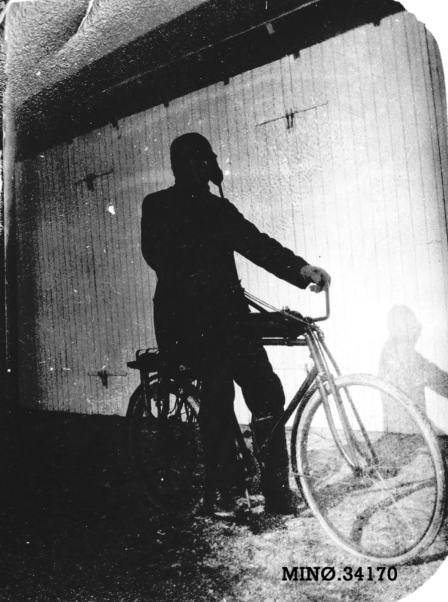 Ukjent, Olav Langøyen med motorsykkel (DÅRLIG NEGATIV)