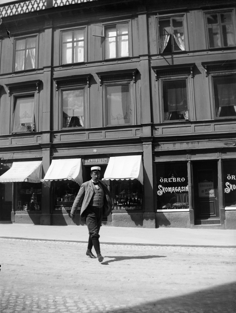 Carl Liljefors, Andreas Grill on Drottninggatan 4, Örebro, Nearby August 1900