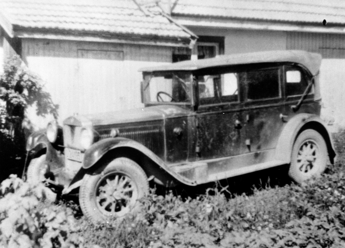 Anno Domkirkeodden, Bil utenfor hus, Fiat modell 1926, eid av Sverre Larsen, Veldre, Ringsaker.