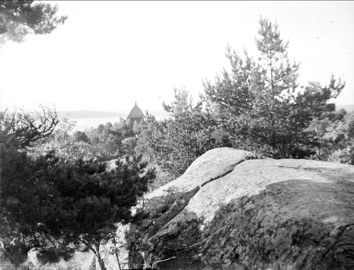 August Fredrik Schagerström, Klockstapel och Mälaren kan skymtas bakom träden, Sigtuna, Uppland, augusti 1930