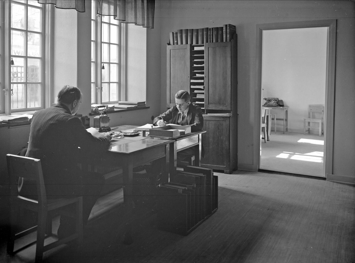 Paul Sandberg, Ulleråkers landsfiskalskontor med statspolisens rum i bakgrunden, polisens nya lokaler i f.d. Wauxhall, Kungsgatan