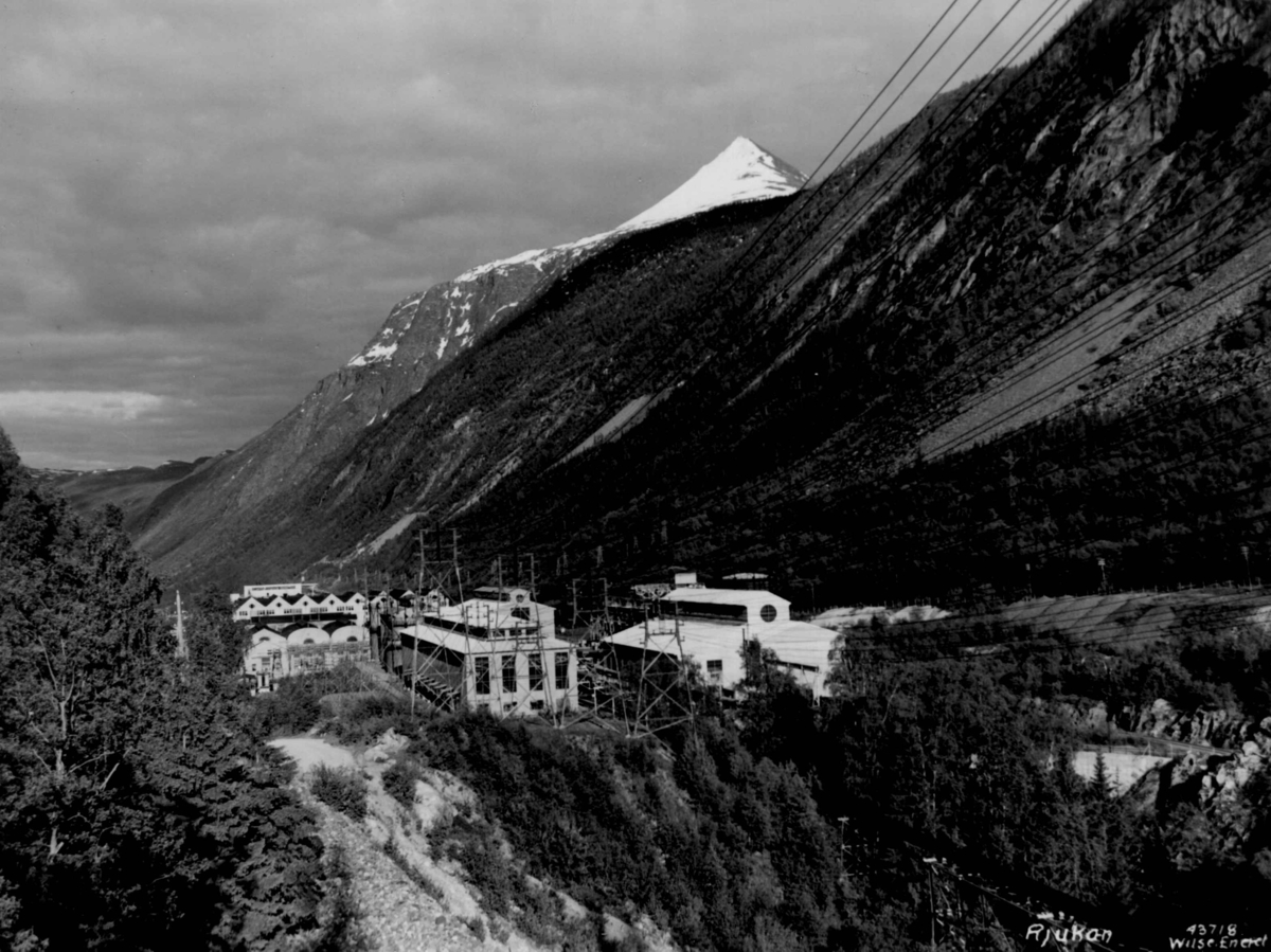 Anders Beer Wilse, Kraftstasjonen i Vemork på Rjukan i Vestfjorddalen i Tinn. Gaustatoppen i bakgrunnen.