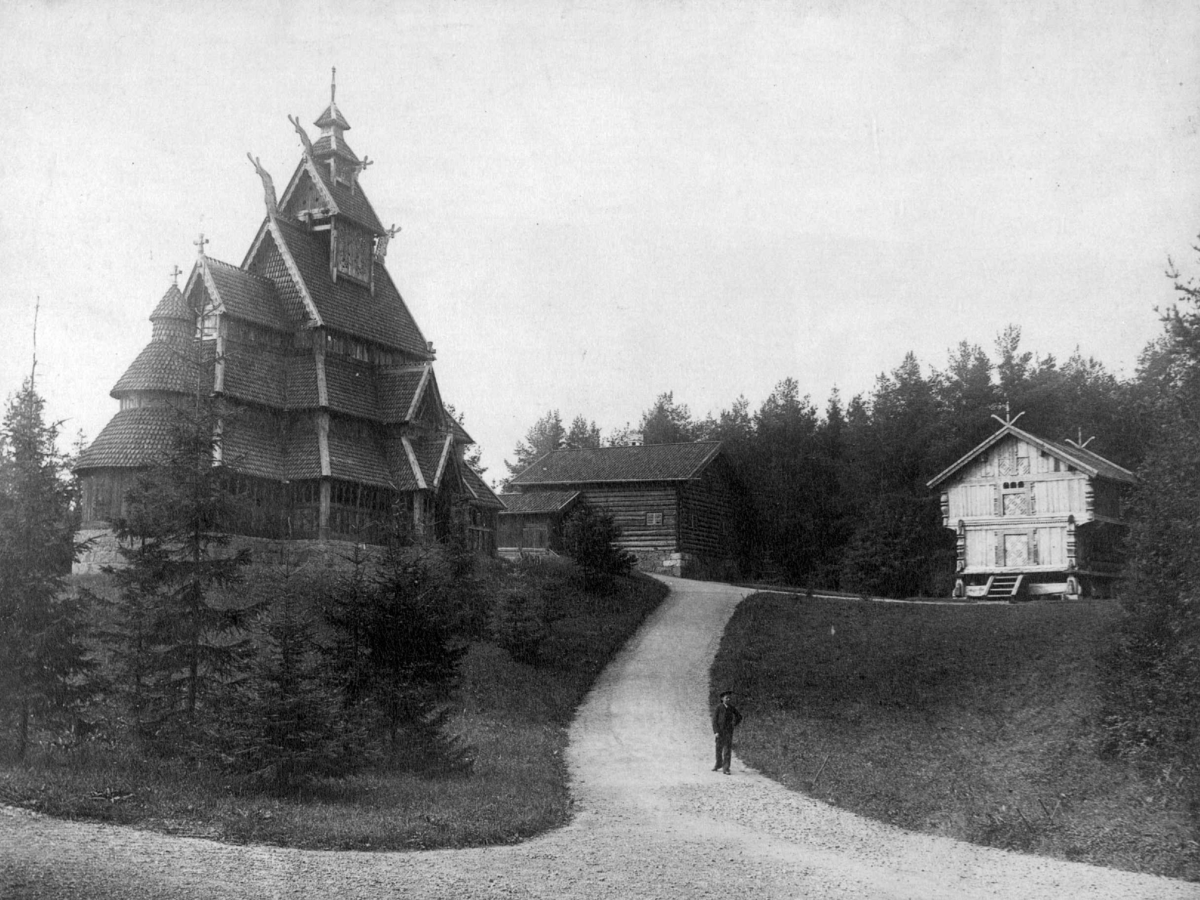 Axel Lindahl, Stavkirken fra Gol i Hallingdal, Hovestua fra Heddal, Telemark og Berdalsloftett fra Nesland, Vinje, Telemark. Fotografert på Norsk folkemuseum (Kong Oscar IIs samlinger) av O. Væring, ca. 1885.