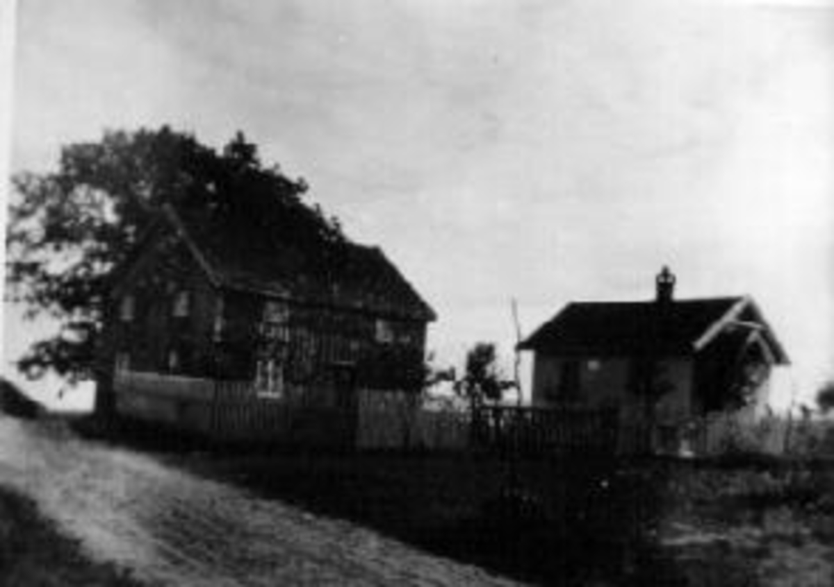 Anno Domkirkeodden, Eksteriør, gardstun, ukjent gård. (Nes, Hedmark?).