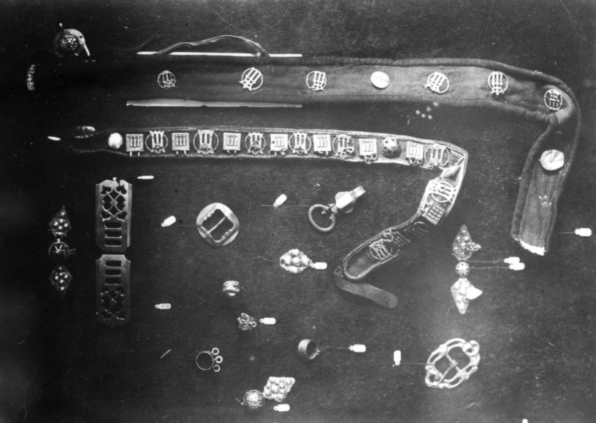 Ellisif Rannveig Wessel, Samiske smykker og draktdeler, Finnmark, antatt 1900-10.