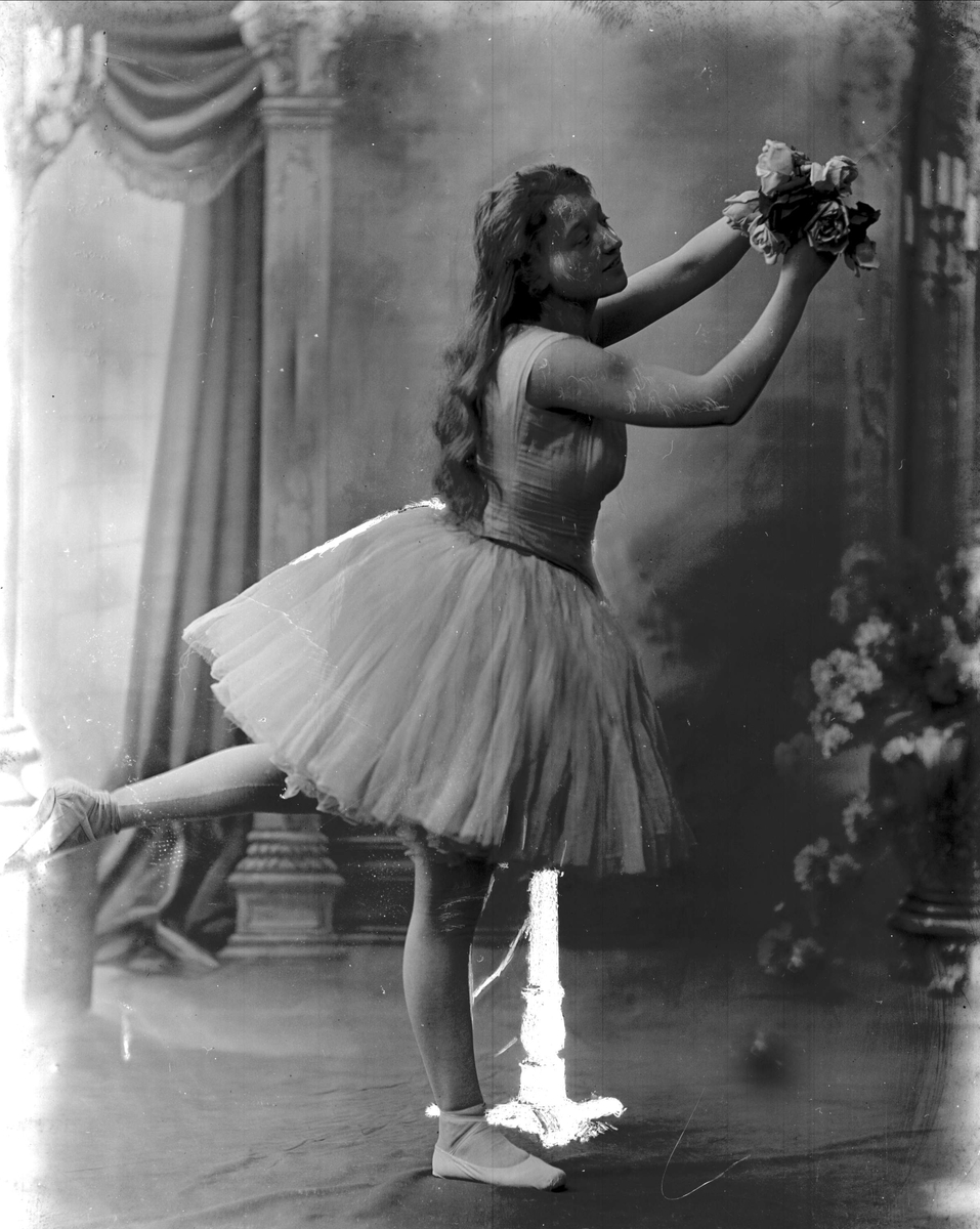 Gustav Borgen, Portrett, pike danser ballett. Margit Andersen.
