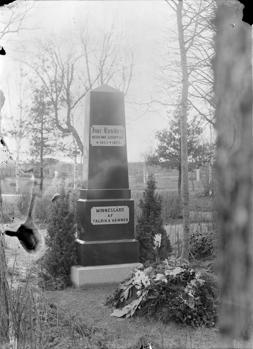 Henri Osti's Fotografiateliér, Ivar Lundberg’s grave care at Uppsala Old Cemetery, Uppsala, probably 1890s