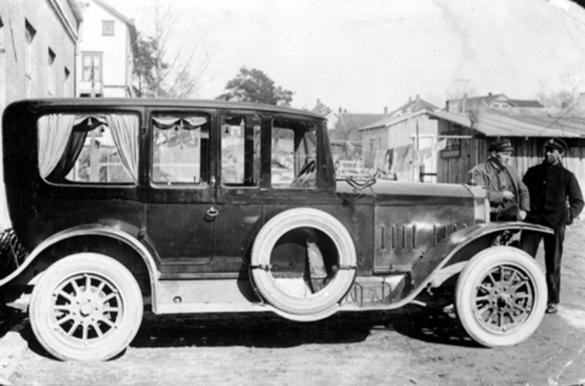 Anno Domkirkeodden, HAMAR TAXISENTRAL. DROSJESJÅFØRENE HARALD HAGEN OG OLAF RYEN VAR TO AV DE FØRSTE SOM STARTET DROSJEKJØRING I HAMAR. HER MED SIN FRANSKE "PROTUR"1927 MODELL.