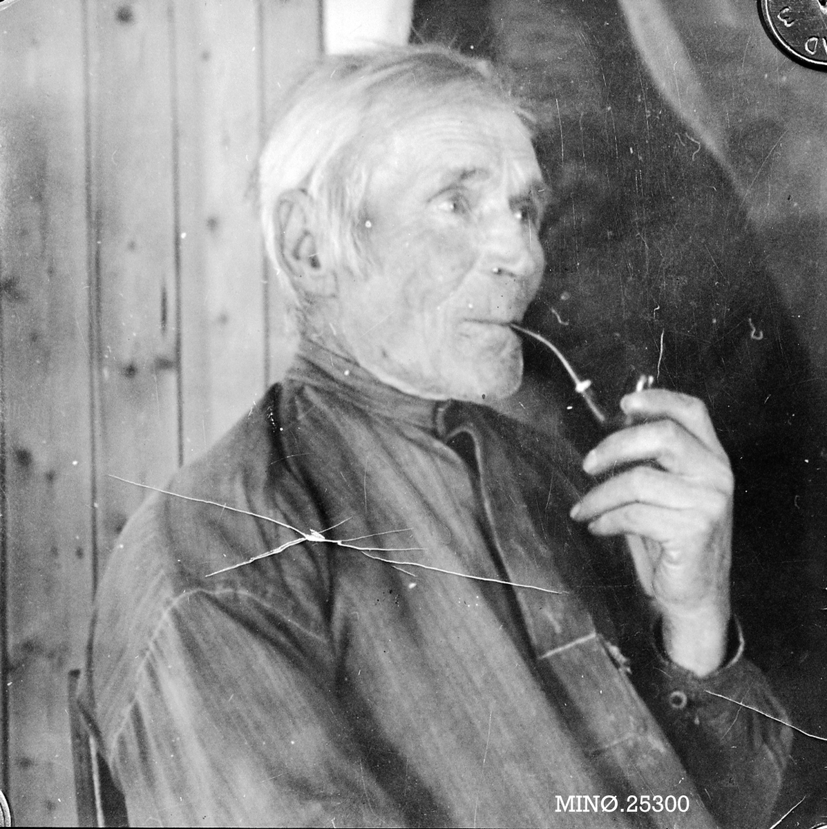 Ukjent, Mann med pipe - Torleif Blæsterdalen