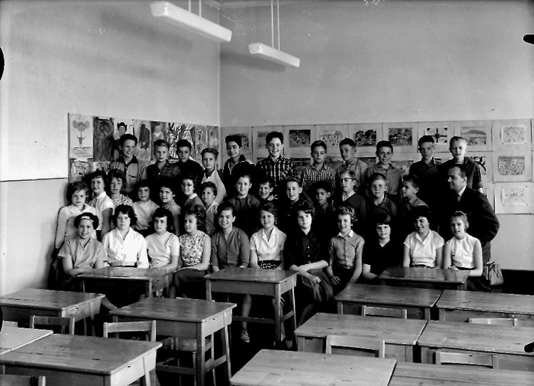 Sven Lindskog, Klassrumsinteriör, 36 skolbarn med lärare.