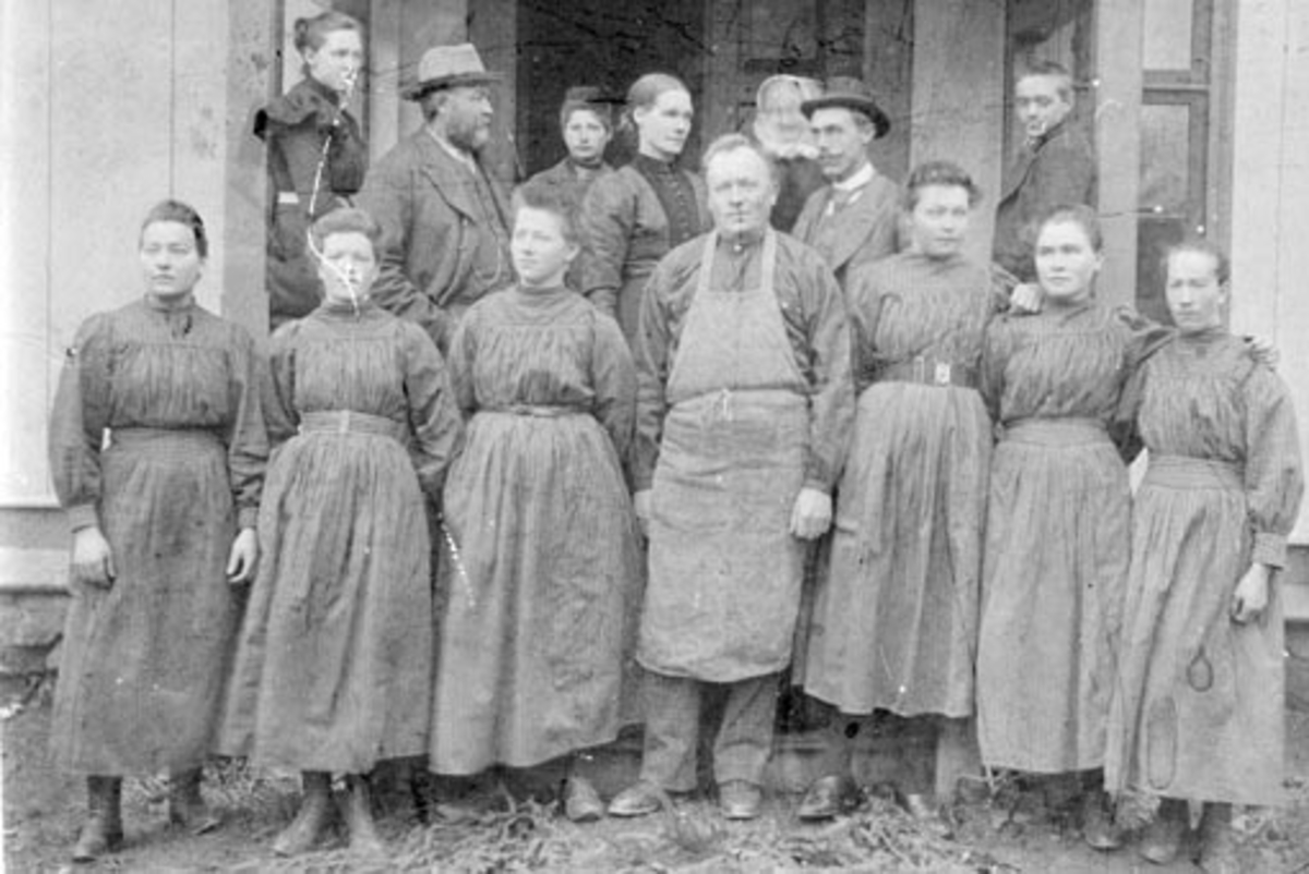 Anno Domkirkeodden, Arbeidsfolk, arbeidere på Rør store, Ringsaker. Familie Røhr i bakgrunn.