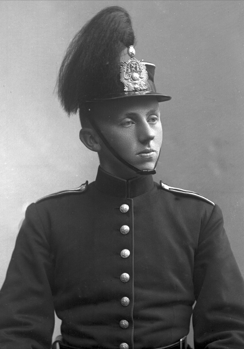 Gustav Borgen, Portrett, mann i kadettuniform.