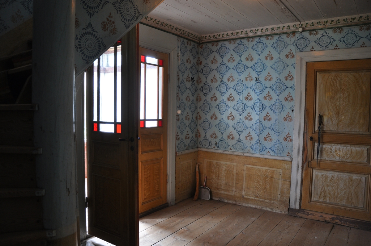 Simon Langwagen, Interiör från förstugan i parstugan på Nygårdsgården i Bingsjö. Byggnaden stod ursprungligen på annan plats i byn men flyttades omkring 18601861 till nuvarande plats som då var åkermark.