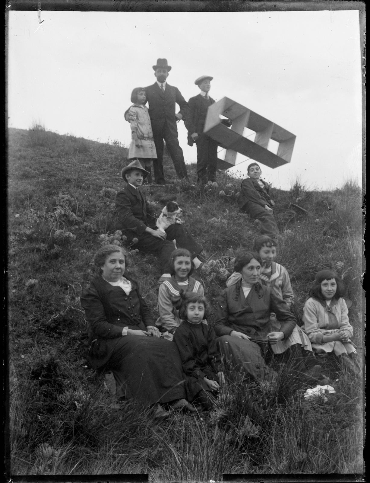 Desconegut, [Group portrait during a shortening]