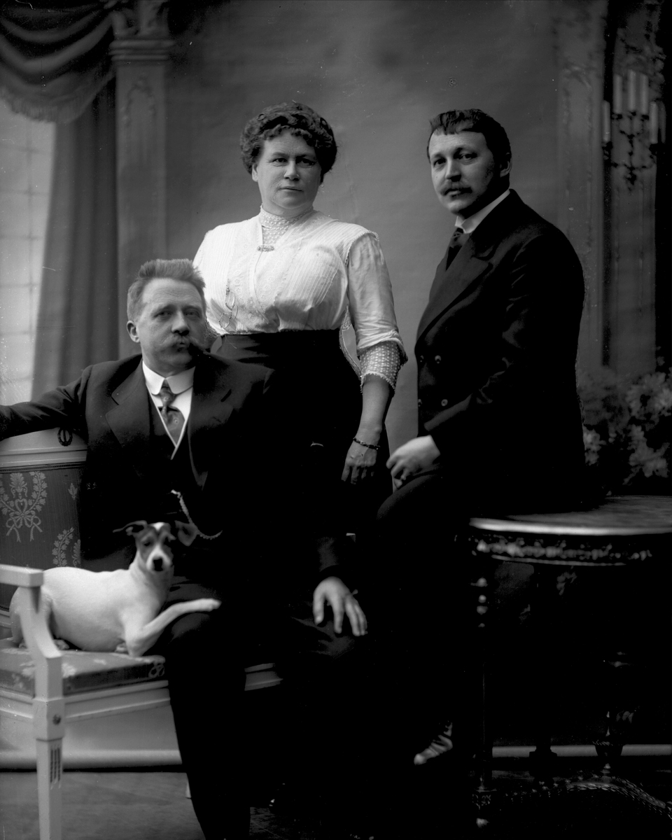 Gustav Borgen, Gruppeportrett, familiebilde med hund. Peter Myhre.