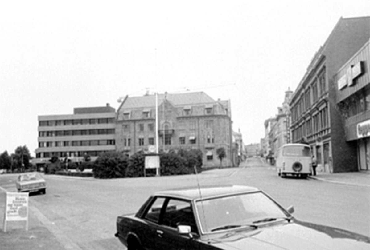 Anno Domkirkeodden, FRA JERNBANEPLASSEN MOT VANGS SPAREBANK OG PARKGATA 2