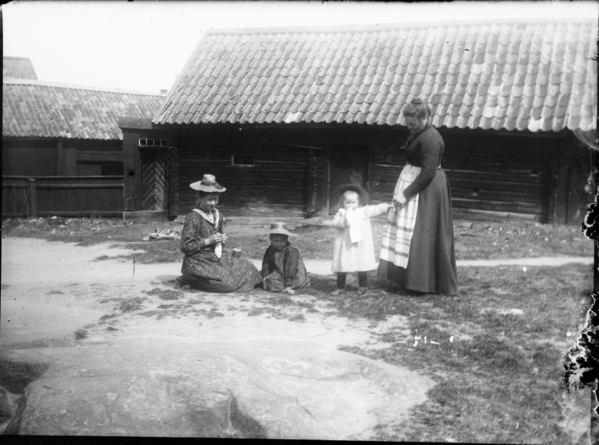 Skötsner-Edhlund, Ruth, Brita and two children on a farm plan, Östhammar, Uppland