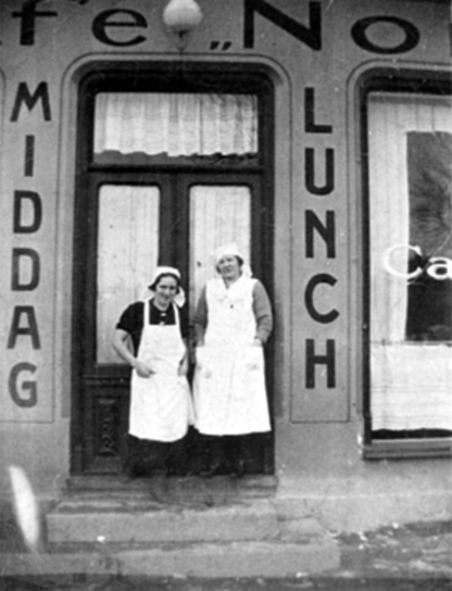 Anno Domkirkeodden, Kafe Nord, Aasgården,Storhamargata 11, Hamar. Inngang ut mot Stortorget. F.v. serveringsdame Else Henriksen f. Larsen, innhaver Karen Aasbakken. 1930-årene. Kafe Nord, Lunch, Middag.