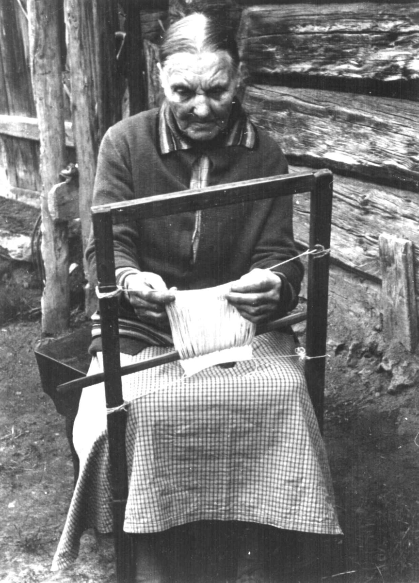 Anna Grostøl, Skjåk, Oppland 1941. Guro Breiskriden med sprangarbeid.