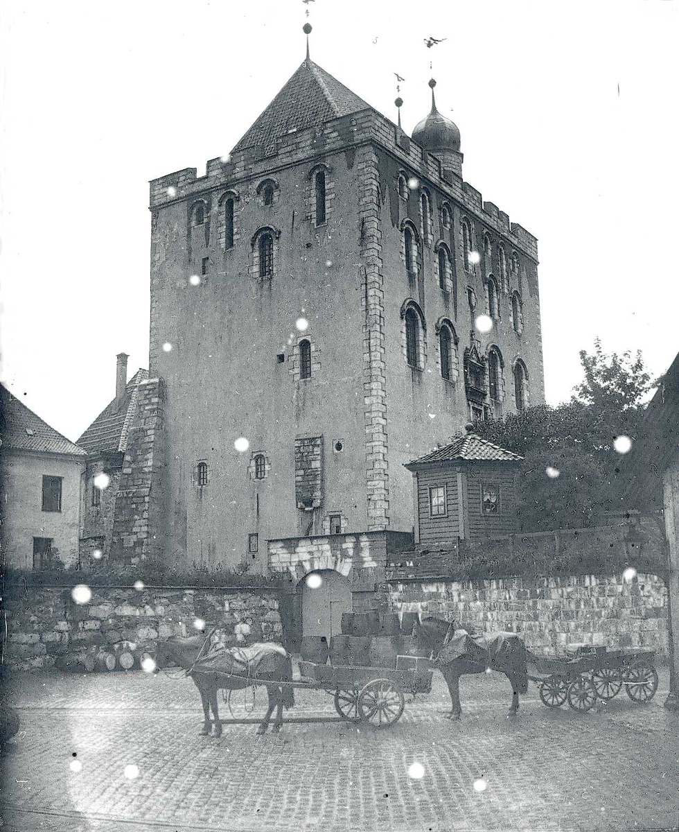 Tom Kent, Rosenkrantstårnet i Bergen. To hestekjøretøy, et med tønner, foran.