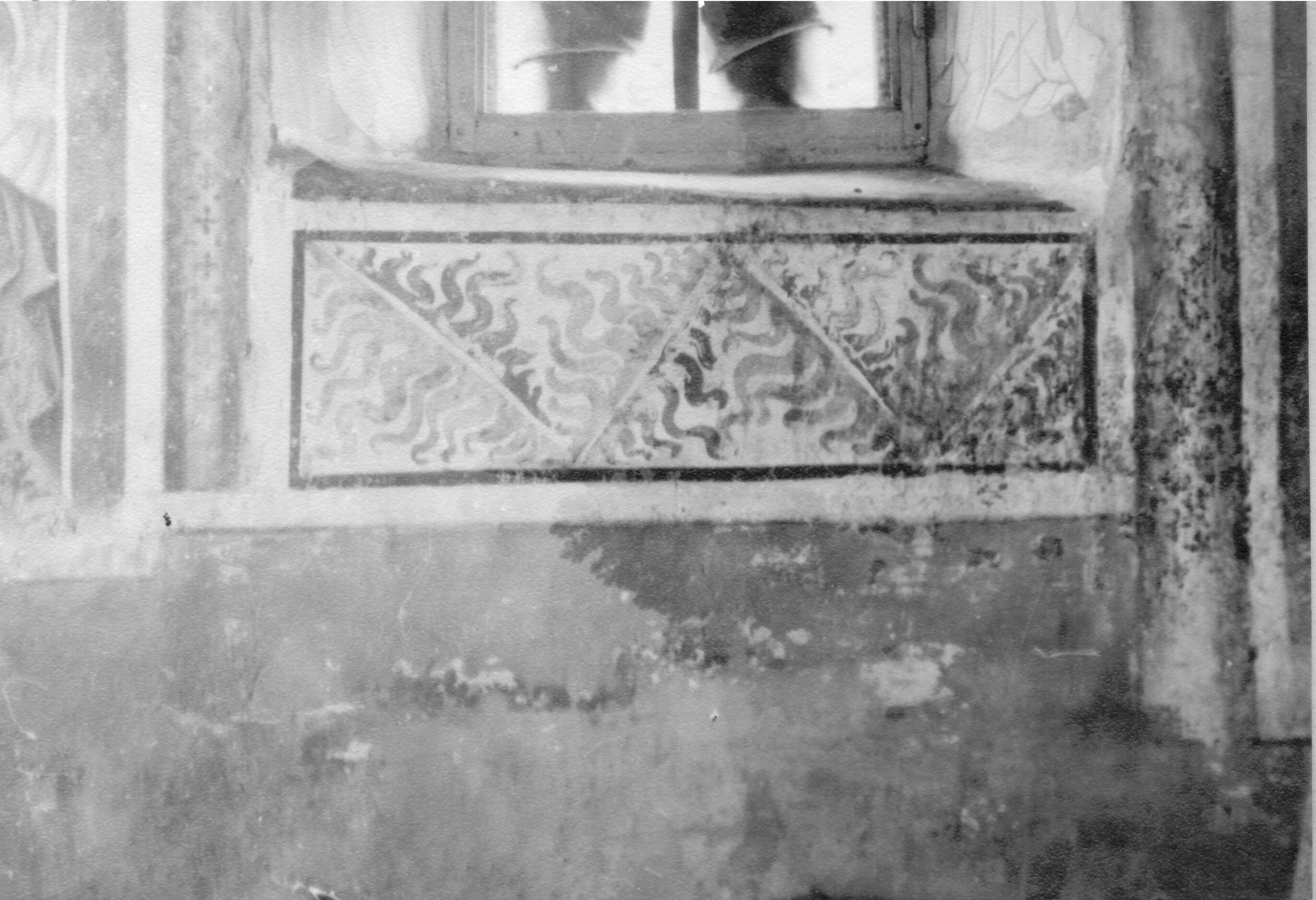 Branko Fučić, Beram (Pazin), kapelica sv. Marije na Škriljinama, unutrašnjost, detalj: dio sjeverne stijene s vegetabilnim ornamentom ispod prozora na lijevoj strani lađe