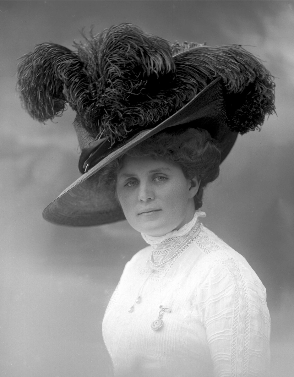 Gustav Borgen, Portrett, Magdalene Elenore Lorange (1878-1962), gift med Mads Wiel (1861-1929).