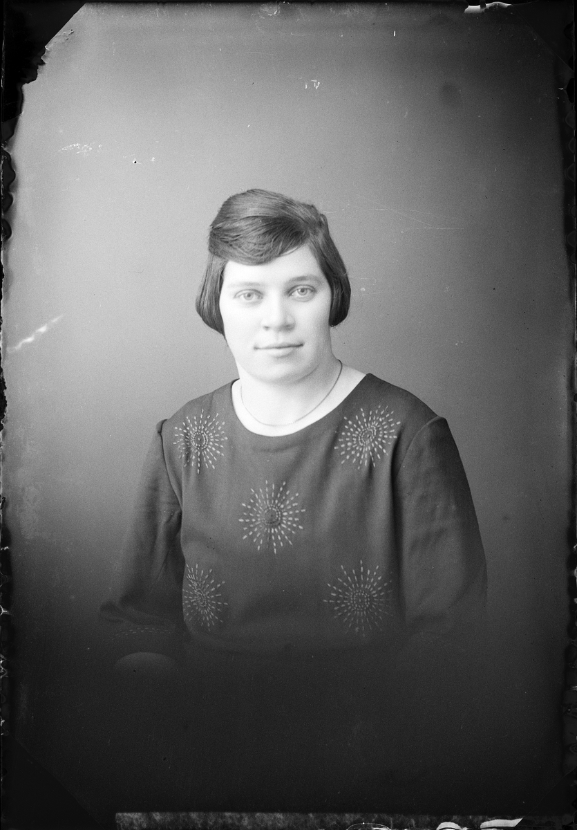 Skötsner-Edhlund, Ateljéporträtt - Signe Olsson från Ånö, Hökhuvud socken, Uppland 1924