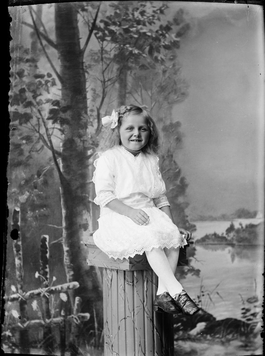 Skötsner-Edhlund, Ateljéporträtt - flicka från Alunda, Östhammar, Uppland