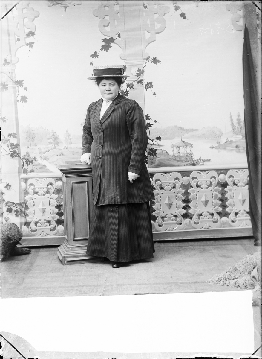 Skötsner-Edhlund, Ateljéporträtt - Brita Edhlund i ytterkläder, Östhammar, Uppland 1911