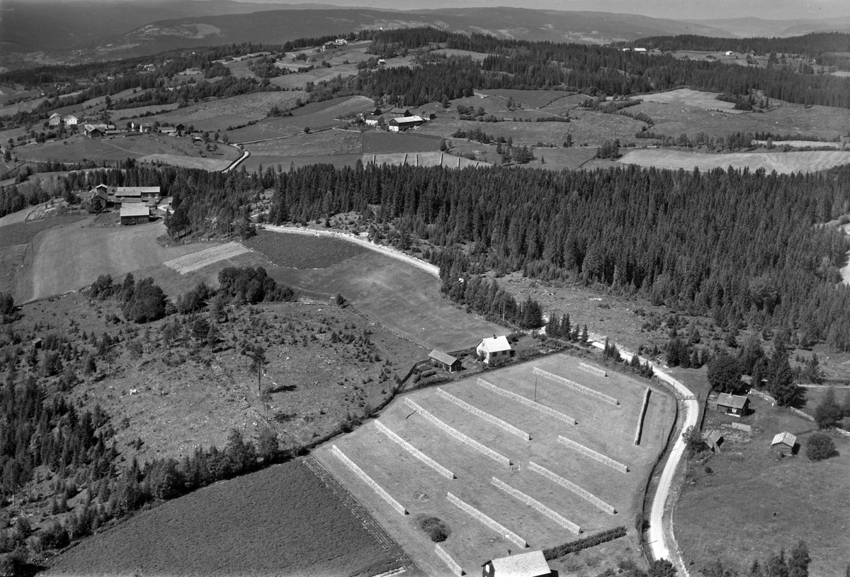 Widerøes Flyveselskap A/S, Flyfoto av Østlie, Sletta og Vesterlia, Brøttum, Ringsaker.
