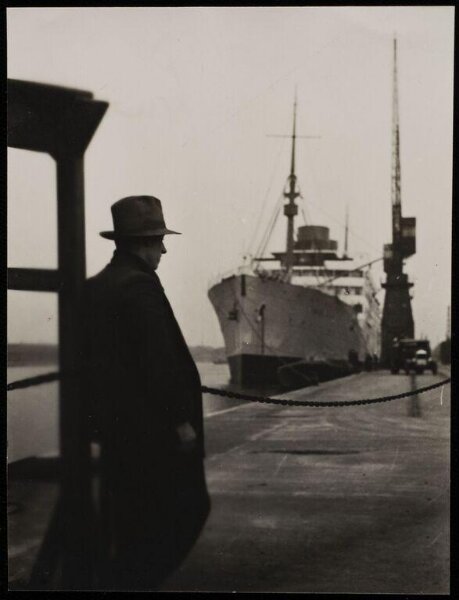 Hoppé, Emil Otto, Unemployed Seaman, docks